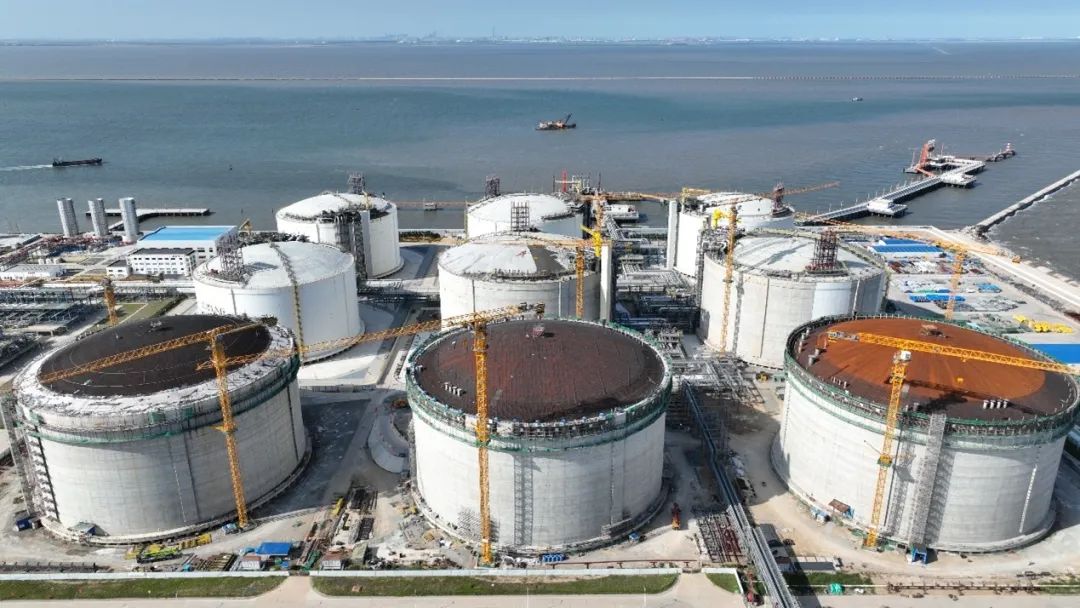 中国石化工程建设有限公司：中国石化首台有效容积22万立LNG储罐建成中交