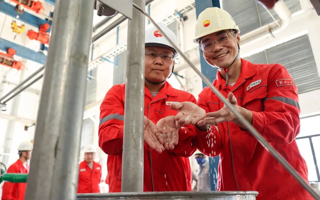 中国石油最大全密度聚乙烯装置产出合格颗粒