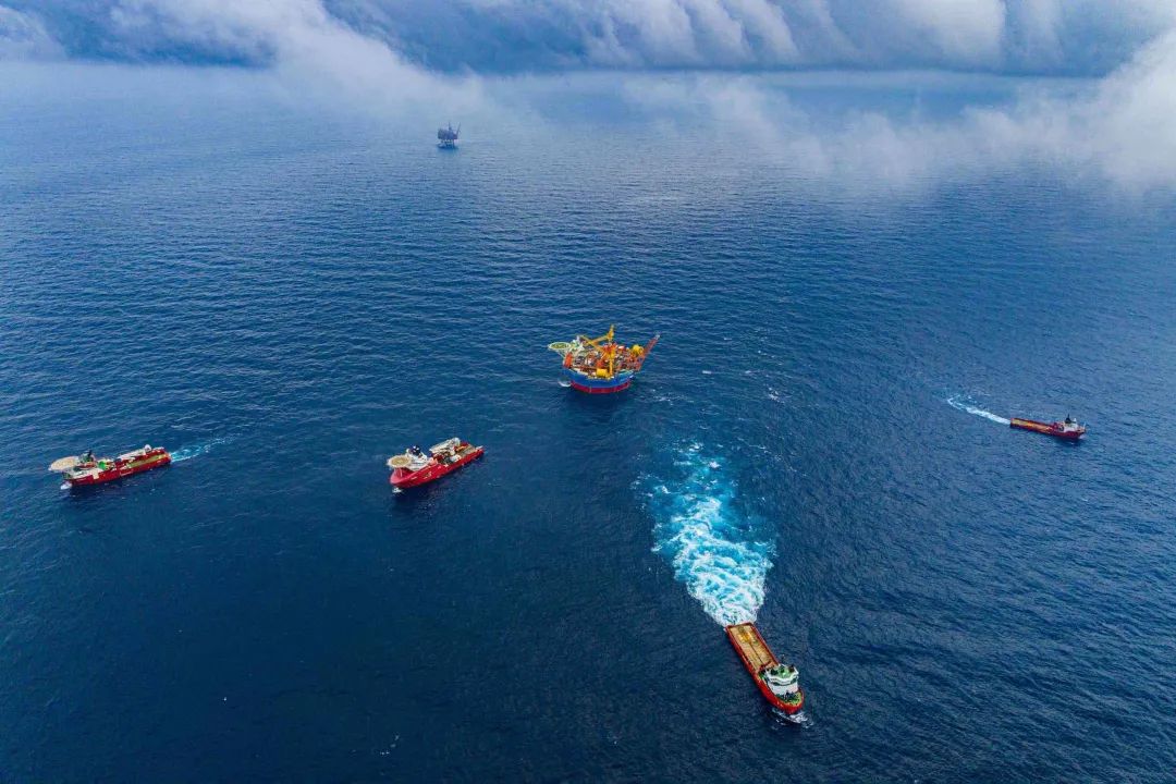 亚洲首艘圆筒型浮式生产储卸油装置“海葵一号”完成海上安装